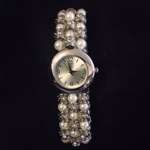 LAST CHANCE! 🌸 PRETTY PEARL & SILVER WATCH